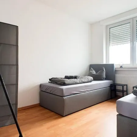 Spacious Worker - 5 Bedrooms - 2 Bathrooms - 10 Single Beds غروناو