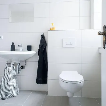 Modernes Grossraeumiges - Zwei Baeder