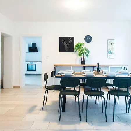 Spacious Worker - 5 Bedrooms - 2 Bathrooms - 10 Single Beds *