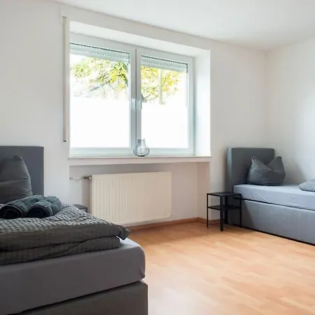 Spacious Worker - 5 Bedrooms - 2 Bathrooms - 10 Single Beds شقة غروناو