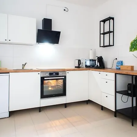 Spacious Worker - 5 Bedrooms - 2 Bathrooms - 10 Single Beds